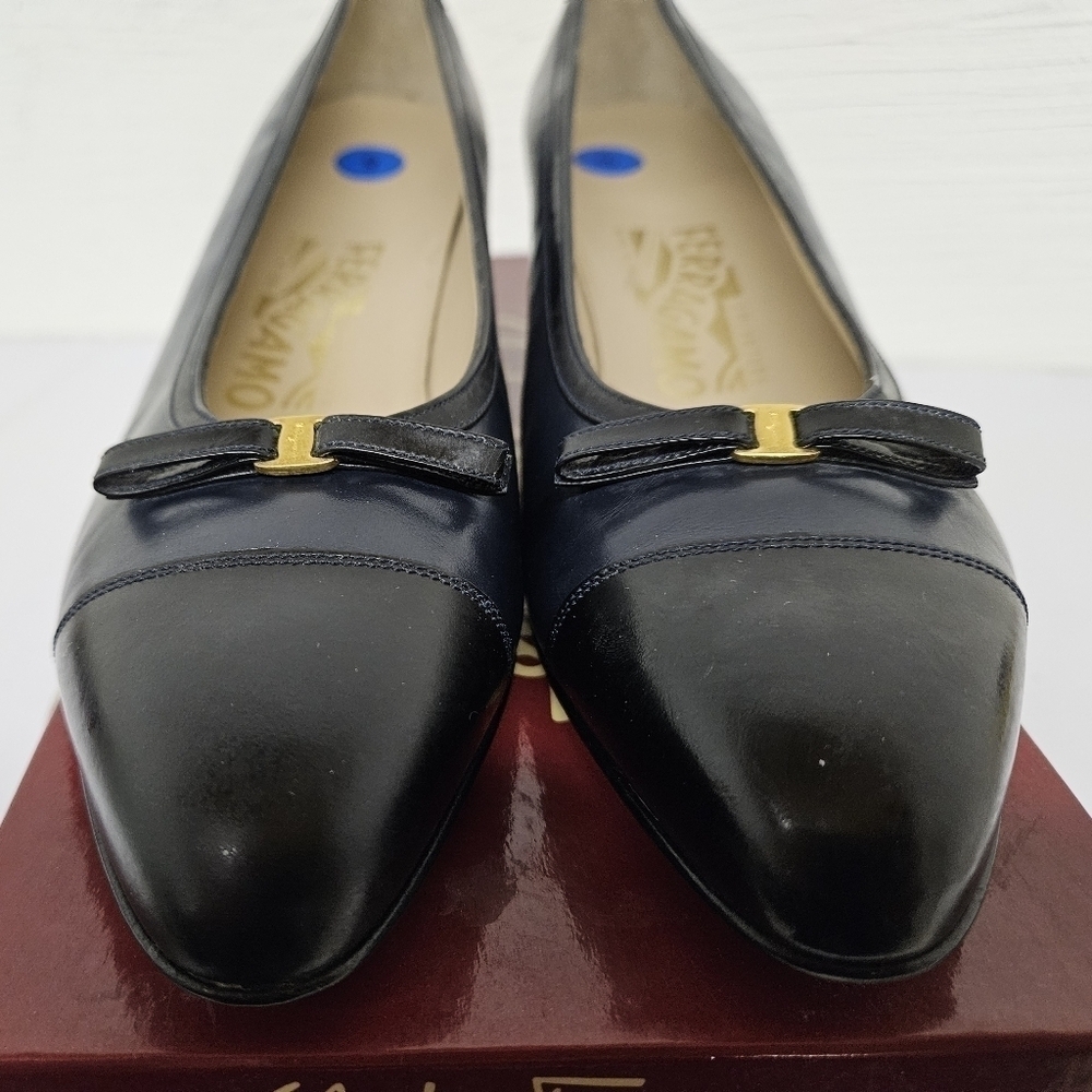 Salvatore Ferragamo Vintage Almond and Kitten Heel Pumps in Navy and Black Sz 9 - Picture 7 of 15
